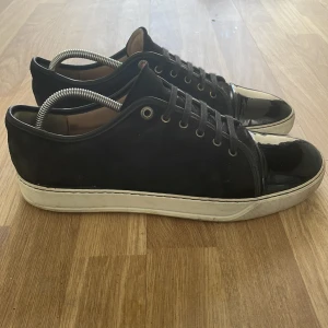LANVIN - skor - Lanvin dbb1 svarta, skick 8/10 få skrapor och creases, det är bara lite smuts på skorna som enkelt går bort. Allt följer med ink: låda skosnören dustbah! Har kvitto Pris är inte hugget i sten och kan diskuteras storlek 43. Skriv vid funderingar!👍
