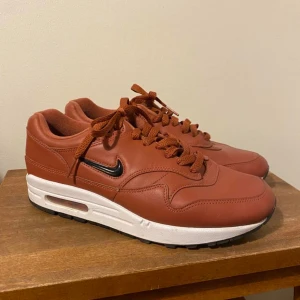 Nike air max 1 - Tja säljer mina nike air max 1 inget fel med dom vill bara bli av med dom helst träff i Stockholm 