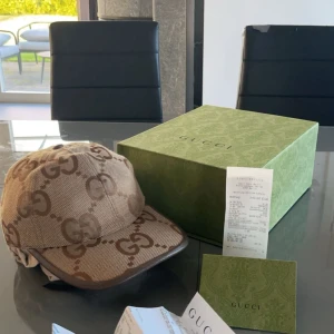 Gucci jumbo gg keps - Hej, säljer nu min gucci keps som inte kommer till någon anvönding längre, det är storlek M men går att justera. Kepsen är i fint skick och passar till nästan till allt, kvitto och box medföljs vid köp. Hör av er vid intresse!