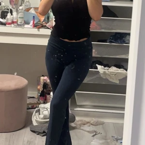 Yoga pants  - Jätte fina byxor från lager 157. Dem är använda en gång. Men tyvärr har det kommit hårfärg på dem då de har någon fläck. Pgv är priset låg på denna 