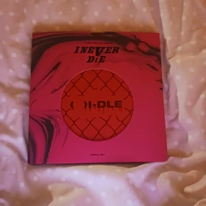 (G)I-DLE 'I never die' album CHILL VER.  - (G)I-DLE 'I never die' album CHILL VER.  Allt som visas i andra bilden ingår. :) Skriv gärna om du har någon fråga!!  Accepterar inte returer‼️🚫   Fraktar inom hela EU!   Kpop gidle miyeon soyeon minnie yuqi shuhua soojin kpop album korean 