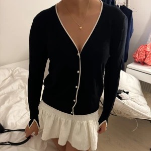 Kofta - Så fin kofta från Zara! Storlek M men sitter som S🌸