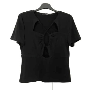 Cut out topp - Cot out topp ifrån bikbok. Använd 1 gång