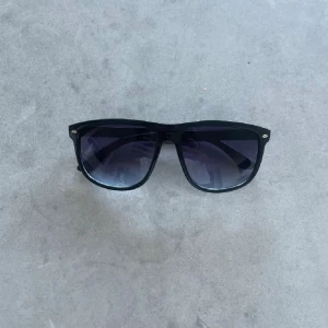 Rayban liknande solglasögon  - Ett par solglasögon som är nästan identiska med  Rayban boyfriend. Solglasögonen är i nyskick