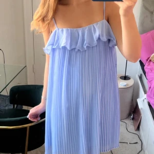 Söt klänning  - Säljer denna söta klänning som jag har köpt på Plick då den är lite för stor för mig tyvärr!!❤️skriv Öxle fler bilder 