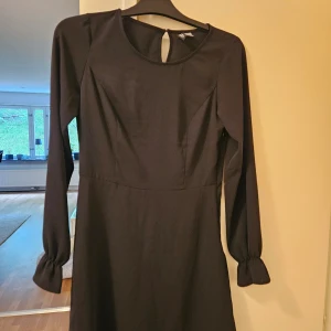 Svart klänning  - Superfin helt ny svart klänning från H&M  säljers då den är för liten 