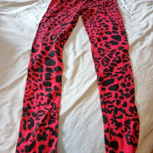Leopartleggings - Helt nya och oanvända leggings, fick i present men är inte min stil. 