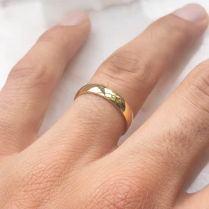 Guldig ring - Dessa modeller är inte justerbara! Dom kommer i en tunn, mellan och bred design!💕 Ringarna finns i guldig design och silver! Ringarna kommer i storlekar 6,7,8,9! Om du har en fråga är det bara att skriva!