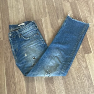 ALLSAINTS - jeans - ALLSAINTS jeans, skick 6-10, har många hål därför det låga priset, skriv vid funderingar eller om bilder!👍