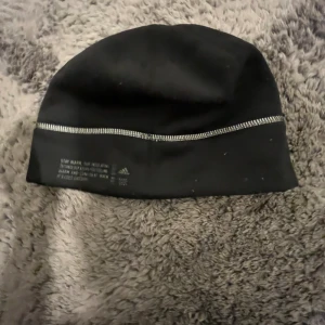 Adidas beanie  - Änvänd 2-3 gånger mycket bra kvalite. Tveka inte på att fråga!!