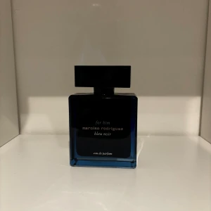 Narciso rodriguez parfym blue noir extreme - använd men knappt därav bra pris