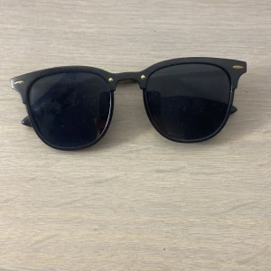 Svarta solglasögon  - Svarta solglasögon från hm tror jag. Har inga repor och ser nya ut. Nästan aldrig använda då jag har andra glasögon jag gillar mera. 