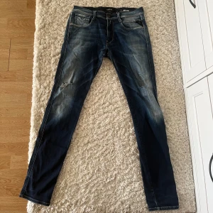 Replay anbass - Säljer dessa sjukt snygga Replay anbass i helt okej skick || slitningarna är inte orginella utan självgjord || de kommer inte t användning och därav priset || storlek 32/32 o är true to size || frågor?