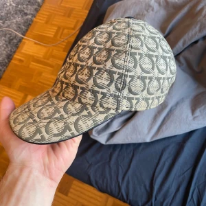 Ferregamo keps - Säljer min ferregamo keps Skick 9/10