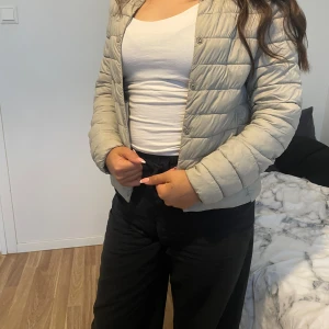 Tunn sommarjacka  - Mycket fin sommar jacka från H&M som man använda kyliga sommar kvällar 