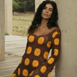 Virkad klänning - Otroligt fin virkad klänning som är helt oanvänd med lappen kvar. Köpt från NA-KD. Storlek S.