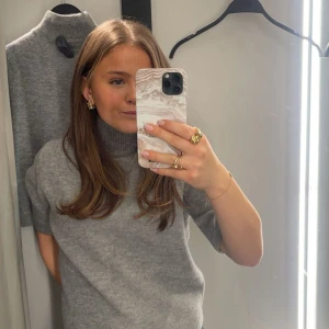 stickad tshirt med krage - säljer min stickade tshirt med krage, från zara och endast använd 3 gånger i vintras. skicket är som nytt. jätte skönt material!! storlek L men passar mer S och M💞