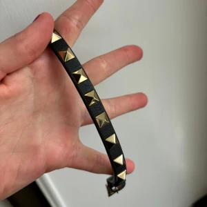 Helt nytt Valentino Garavani Armband - Jättefint och coolt armband från valentino/nk Stockholm. Äktehetsbevis samt kvitto finns:)