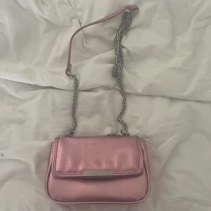 En liten rosa handväska  -  En rosa handväska från berskha den är som ny😊