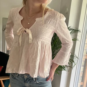 Ljus rosa blus från odd Molly  -  Fin blus från odd molly i bra skick.💕Kontakta mig för mer frågor😊(bilderna är inte på mig utan en kompis)