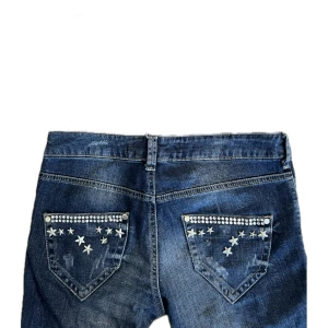 Y2K Jeans med Diamanter  - Y2K jeans i jättebra skick, endast använda en gång, säljer pga att de är för små. De har diamanter och stjärnor på backfickan. Skriv gärna för att se mer bilder eller om ni har några! Skriv också innan ni använder ’köp nu’ 🤍