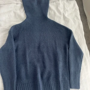 Stickad tröja  - Oanvänd tröja då jag inte passar i hög krage! 