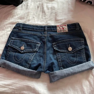 True Religion shorts - Jättesnygga true religion shorts i storlek 26, felfria förutom saknad byxknapp men de går fortfarande att ha på sig! Det är min kompis på bilden🔥 De är avklippta från skinny trueys.🔥