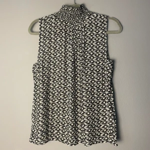 Topp Sofie Schnoor - Fin ärmlös topp med krage. Använd en gång. Stl S men fungerar även som M. Märke Danska Sofie Schnoor. Nypris ca 600 kr. 