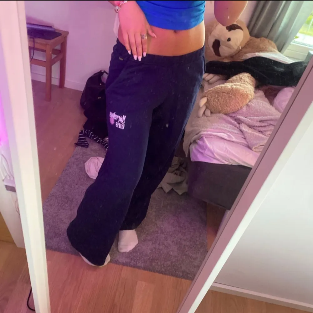 Säljer ett par snygga lågmidjade mjukisbyxor från Pull&Bear i storlek XS. Dem är i fint skick, använda fåtal gånger. Nypris: 329kr. Midjemått rakt över: ca 35 cm + stretch. Passar bra på mig som är 160 cm lång.. Jeans & Byxor.