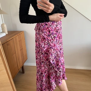 Blommig kjol MQ - Blommig omlott kjol från MQ