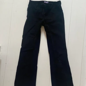 Bootcut lågmidjade Manchester byxor  - Ett par bootcut Manchester byxor, säljer då de är något små och för korta (är 173). Fin passform däremot väl använda.