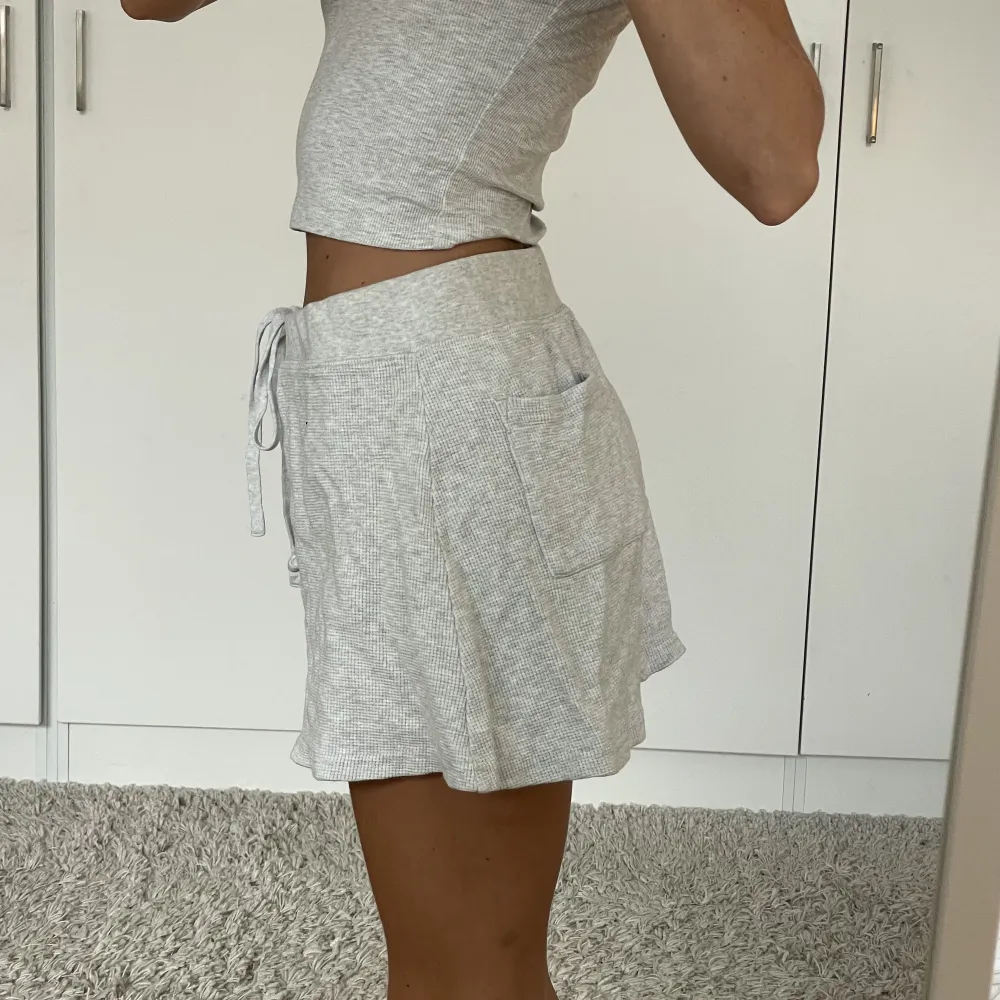 Mjukis kjol från Brandy Melville, ljusgrå . Hameet.