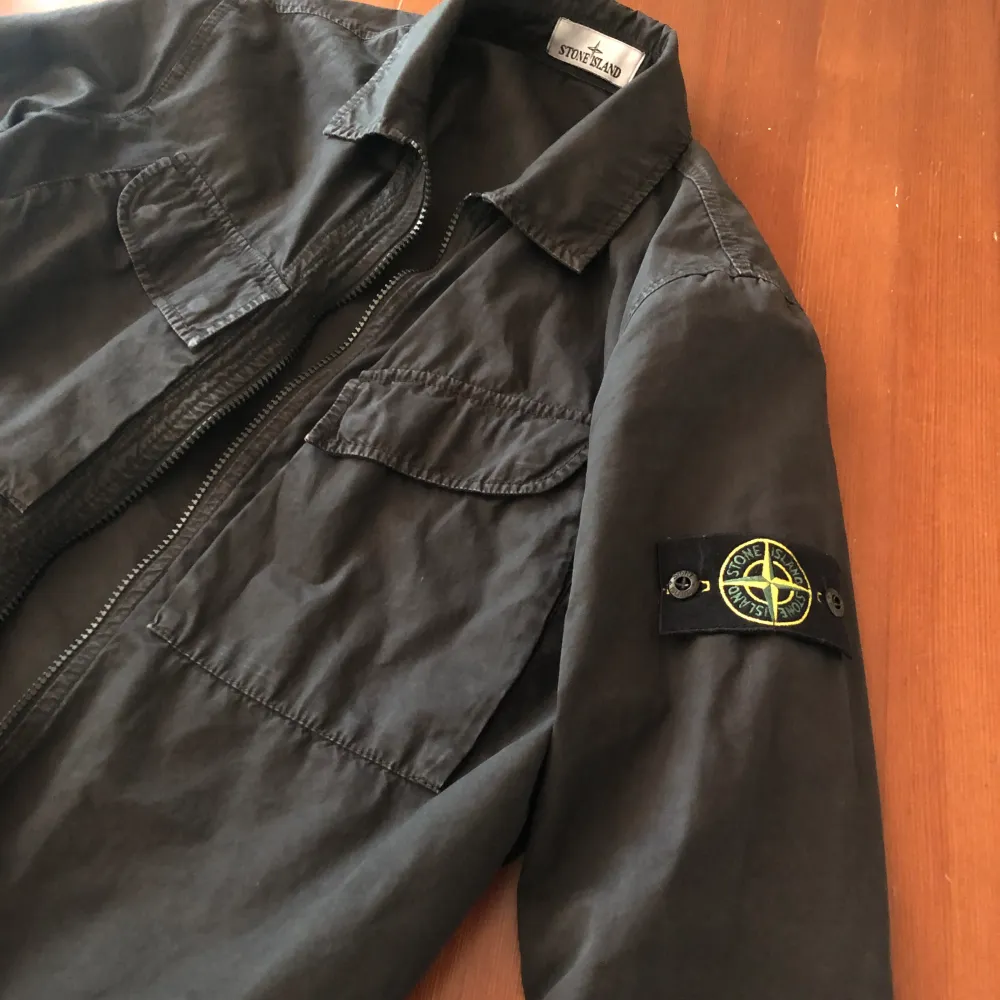 Svart Stone Island overshirt. Skick: 7-8/10. Jackor.