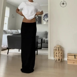 Svart långkjol - Svart lågmidjad kjol från bikbok💕