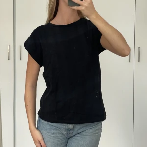 Svart T-shirt  - Basic svart T-shirt från zara 