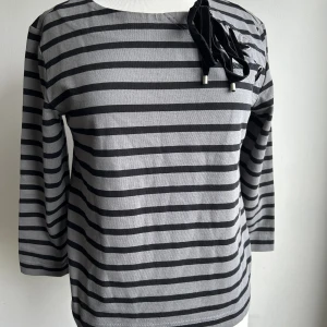 Marc by Marc Jacobs - Aldrig använd randig tröja från Marc By Marc Jacobs.