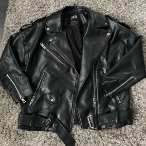 Svart skinnjacka - Zara  - Svart skinnjacka från zara som är ocersized. Så snygg och är i bra skick. Köparen står för frakten.  