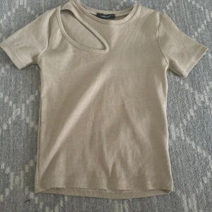 Beige tröja - Säljer min beige tröja som är oanvänd och köptes utomlands. Skriv om ni har frågor