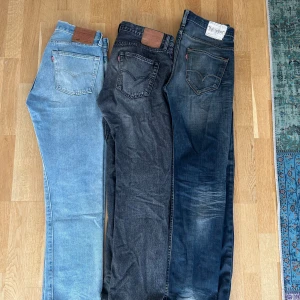 Tre par Levis Jens - 3 par Levis Jens dom ljus blåa är ny skicka, och dom andra är k anvönt skick, köp alla för 600 eller 300 styck