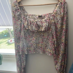 Blommig sommarblus  - Säljer denna superfina blus från gina då den inte kommer till användning. Skriv för fler bilder eller frågor. (Köparen står för frakten)