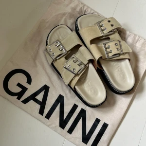 Sandaler från Ganni - Fina sandaler till sommaren från Ganni! Fina i skicket och kommer med dustbag 🤍 strl 39