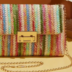 Färgglad liten sommarväska - 15 cm hög och 22 cm bred fin sommarväska. Perfekt för shoppingrundan, nattliv, stranden ! Jättefin och endast använd en gång. En guldfärgad modern kedja tillhör väskan som oxå går att ta bort. Regnbågsdesign 