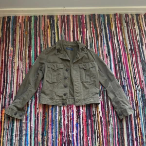 Polo Ralph Lauren jacka  - Snygg jacka som är använd fåtal gånger!   Obs! Den har två små svarta fläckar vid ena ärmen. Skriv så skickar jag bild⭐️