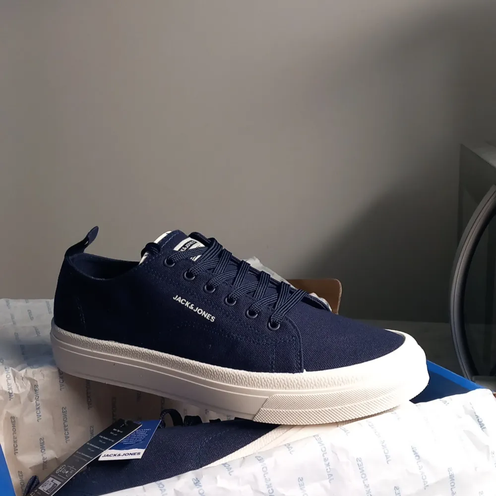 Ett par oanvända sneakers från jack & jones Navy Blazer storlek 41EU. . Skor.