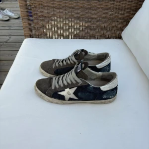 Golden goose skor - Jag säljer mina fina golden goose skor i denna unika färgen. Skorna är använda ganska mycket och därmed de låga priset. Og Box och dustbag medkommer. Hör av dig vid funderingar😀