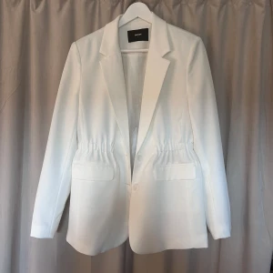 Kavaj vit - Super snygg oversize kavaj från BikBok! Använd endast en gång! Frågor eller fler bilder? Skriv i chatten! 🥰