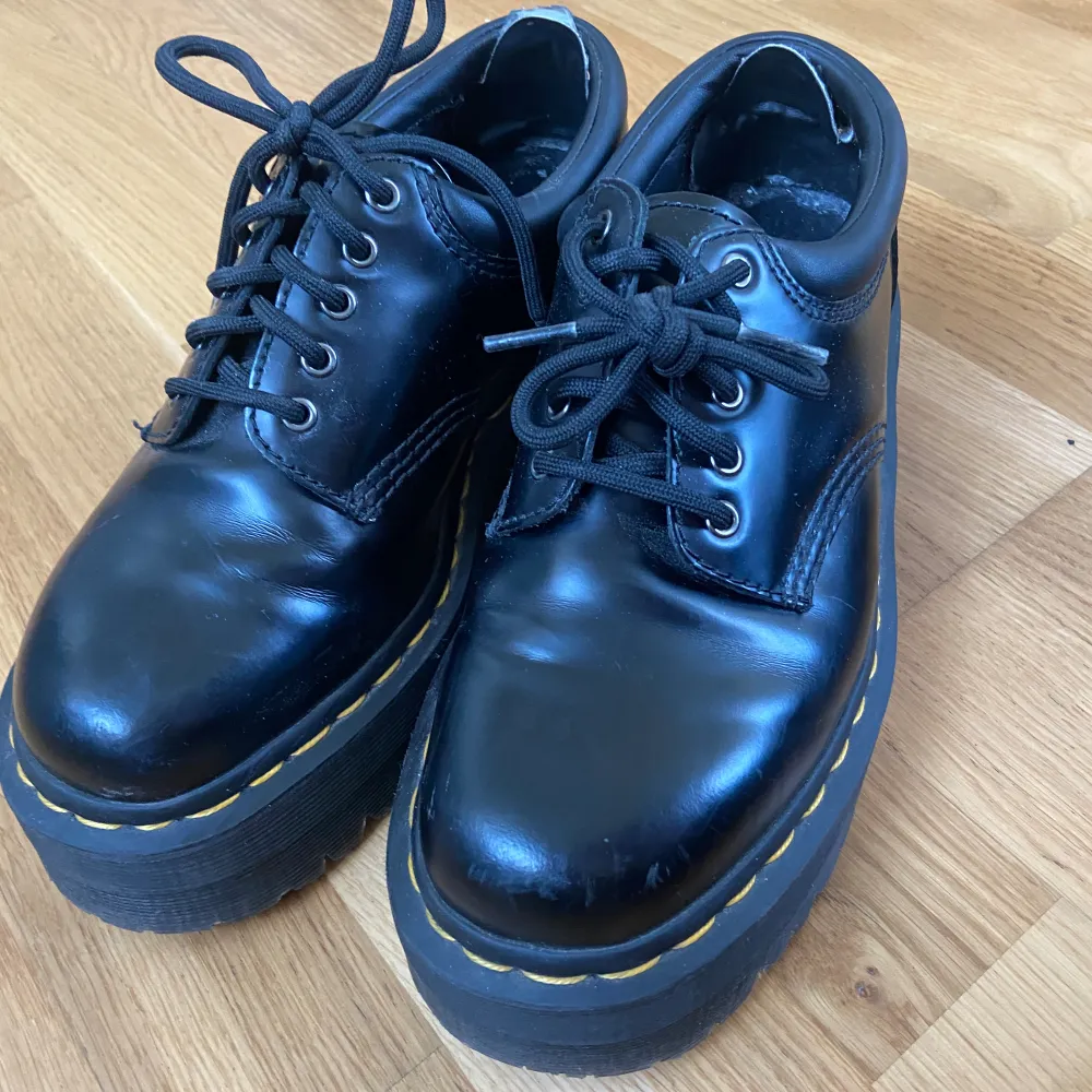 Dr Martens 8054 storlek 38 knappt använd för att de är för liten för mig men så snygga!! 🖤. Skor.