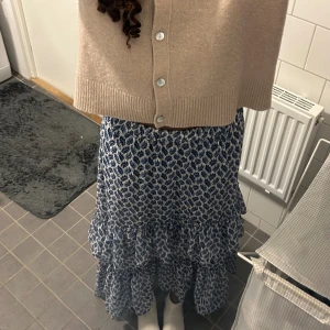 Lång kjol - Säljer en jättefin lång kjol från hm som aldrig kommit till användning💕 storlek S men passar Xs och M