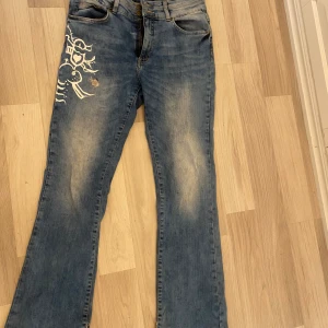 Ljusblå bootcut med märke  - Ljusblåa bootcut byxor, bra skick, har ett vitt märke på låret, jätte fina och snygga 
