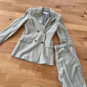 Mintgrön kostym - Helt oanvänd mintgrön kostym från Mango i storlek 32. Den är oversized så den passar även 34. Säljer setet för 450 men kan även sälja plaggen separat. 